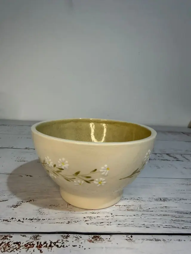 Cazuela de cerámica con diseño de margaritas