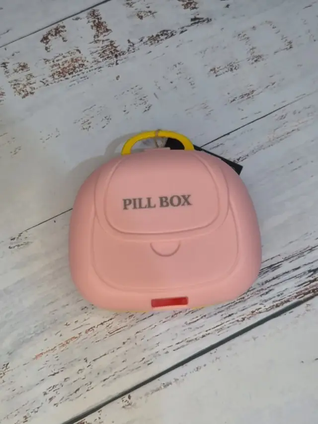 Pastillero en forma de valija