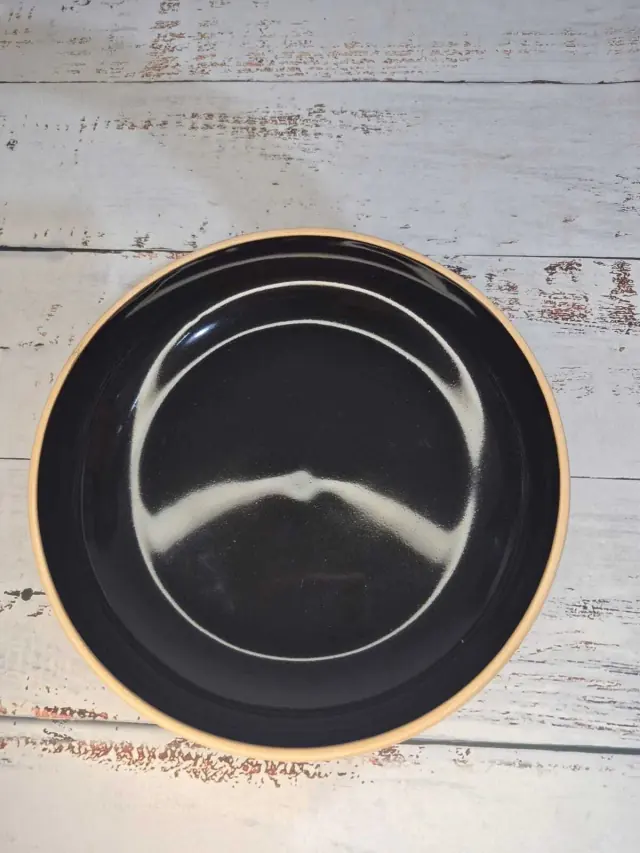 Plato hondo negro