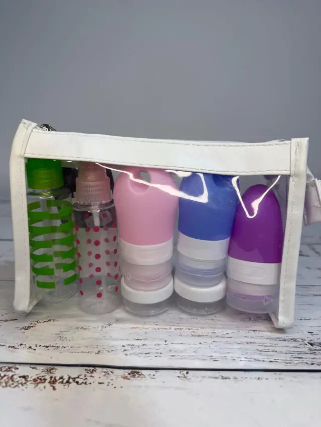 Set de Viaje con Neceser y Botellas Reutilizables
